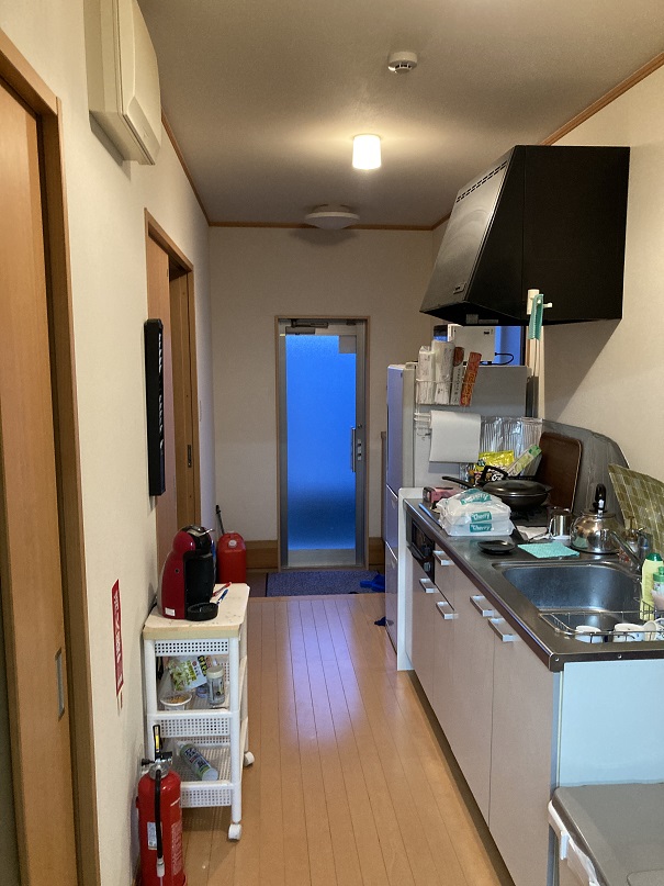 キッチンも休憩所も冷蔵庫もレンジもあります。お昼に料理しても◎