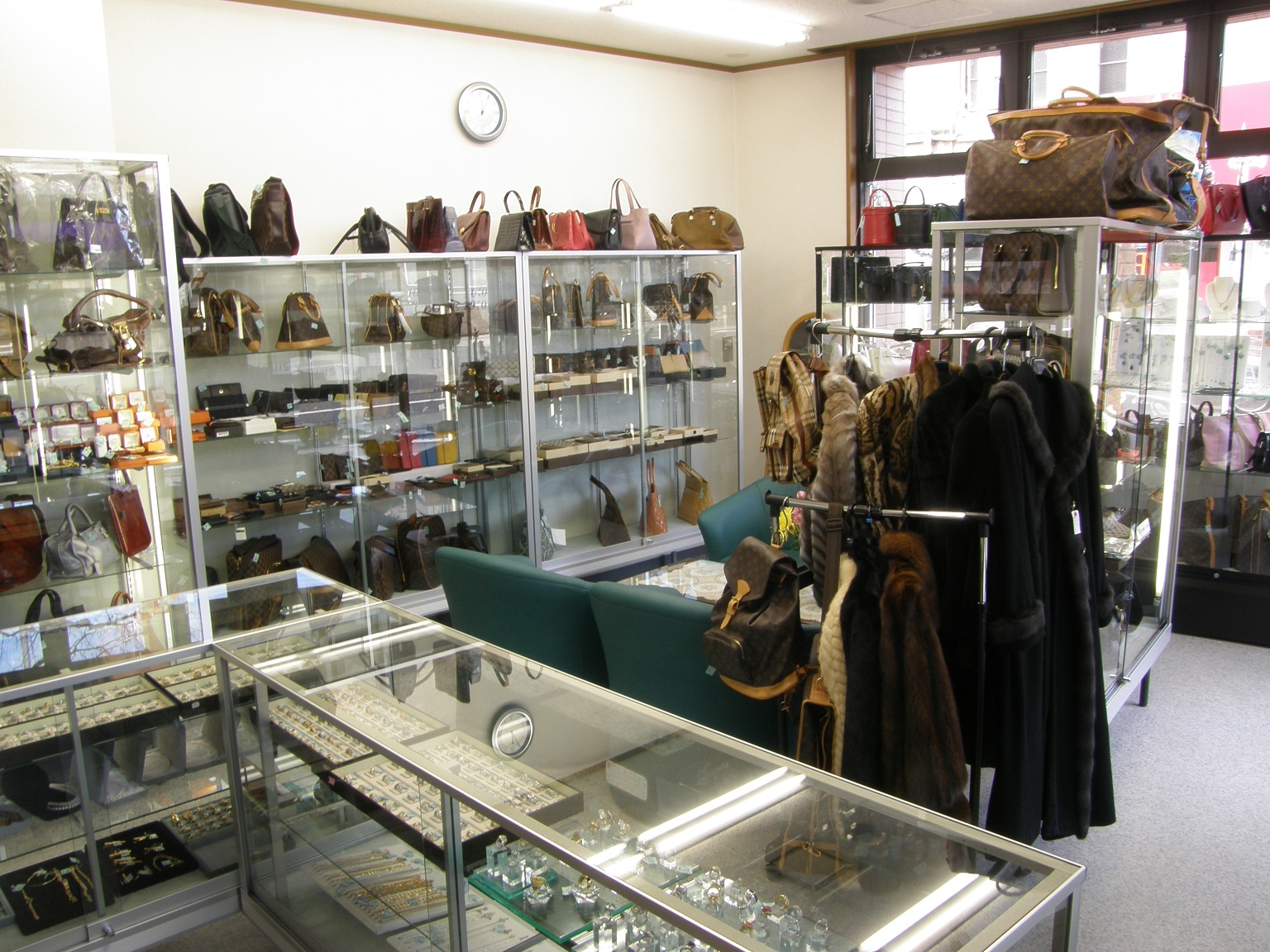 店内はきれいに陳列されて、お客様にゆったりご覧いただけます。