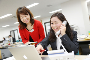 開けたオフィス、アットホームな社風が魅力♪他部門間の情報交換もできて刺激になります！